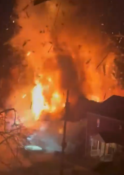 美国警方试图搜查一栋住宅时突发爆炸，现场画面曝光